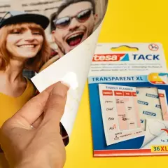 Poster sicher befestigen – Tesa Tack in der Anwendung Tesa Tack Punkte auf der Rückseite eines Posters, daneben die Verpackung.