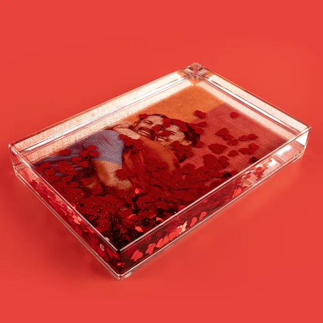 Glitzerrahmen mit Herz-Glitzer – persönliches Liebesfoto im Schüttelrahmen Romantischer Schüttelrahmen mit Foto und roten Herz-Glitzereffekten