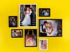Romantische Bilderwand mit Hochzeitsfotos – stilvolle Wandgestaltung für besondere Erinnerungen.