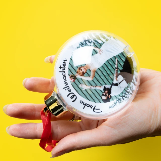 Personalisierbare Christbaumkugel mit Foto gestalten Weihnachtskugel mit Foto und Namen personalisieren – kreative Geschenkidee zu Weihnachten.