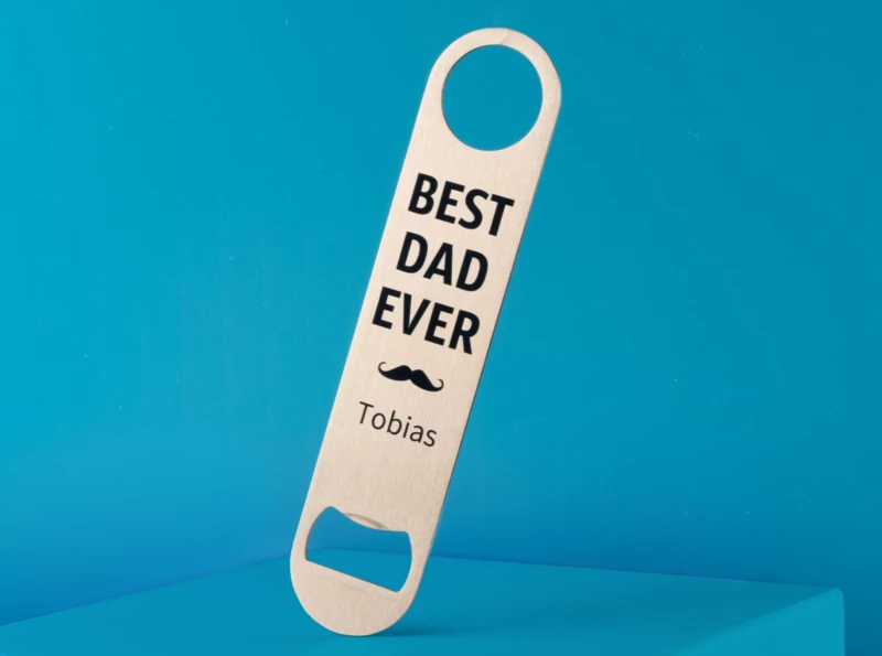 Der im Bild präsentierte personalisierte Flaschenöffner zeigt eine der ORWO Vorlagen: BEST DAD EVER, die du wählen und mit deinem Namen individualisieren kannst.