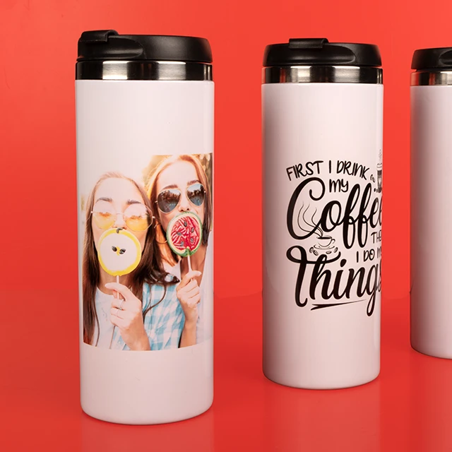 Drei weiße Thermobecher mit Foto auf rotem Hintergrund – einer mit Foto zweier Freundinnen, ein anderer mit schwarzem Kaffeebecher-Zitat.