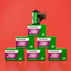 Farbfilm von Fuji, vielseitig, zuverlässig, lebendige Farben Eine gleichmäßig gestapelte Pyramide aus sieben Fuji Analogfilmen. Sechs Filme sind noch eingepackt und ein ausgepackter Film steht auf der Spitze der Pyramide.