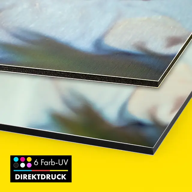 Foto auf Alu Dibond gedruckt – im 6 Farb-UV-Direktruck Die Oberseite unserer Alu Dibond Bilder wird im 6 Farb-UV-Direktdruck bedruckt. Du kannst zwischen gebürsteter und ungebürsteter Oberfläche wählen.