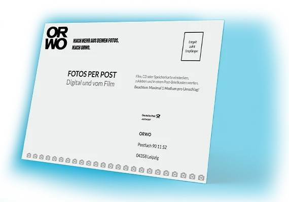 Fuji Film – ORWO Versandtasche für Fotos per Post Eine ORWO Versandtasche „Fotos per Post“ liegt vor blauem Hintergrund und zeigt die Adresse für die Einsendung von Film oder Speichermedien.