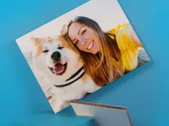 Du kannst bei ORWO eine Pappe mit deinen Bildern bedrucken lassen. Wähle dein bevorzugtes Format, gestalte dein Motiv und schon kannst du problemlos bestellen.