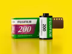 Analogfilm Fuji 35 mm, ISO 200, 36 Aufnahmen möglich Der ausgepackte Fuji Film C41-200/36 steht neben der Verpackung. Perfekte Bilder mit lebendigen Farben sind dir mit diesem Film auf jeden Fall sicher.