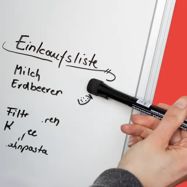 Deine Einkaufsliste lässt sich mit dem Stift zum Wegwischen mühelos erweitern oder anpassen – ganz ohne Papierchaos.