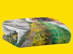 Gefaltete Fotodecke mit Landschaftsmotiv in hoher Druckqualität.