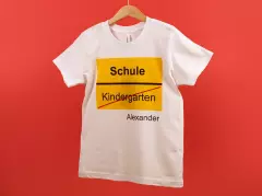 Lass ein Kindershirt bedrucken. Wähle dazu einfach eine der zahlreichen, hochwertigen und liebevoll erstellen Design-Vorlagen, personalisier den Namen und fertig.