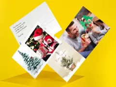 Foto-Postkarten mit Weihnachtsmotiven – personalisierte Postkarten mit eigenen Bildern, winterlichen Designs und individueller Rückseite auf gelbem Hintergrund.