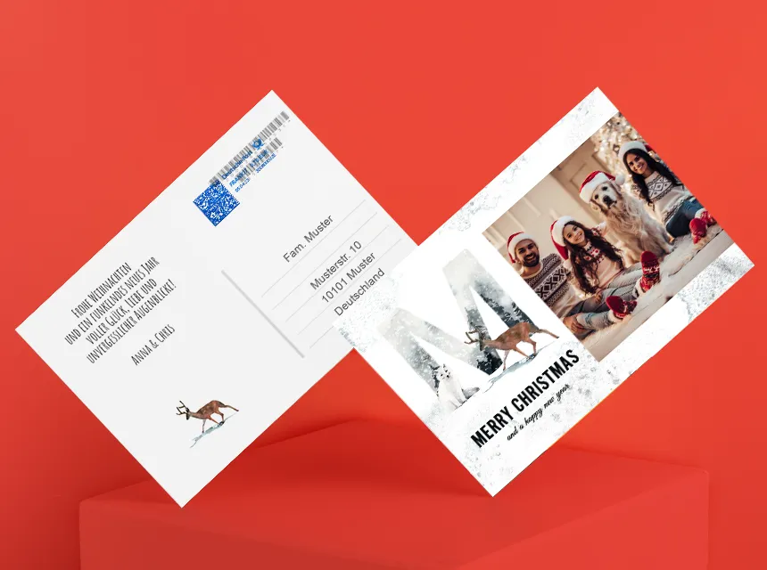 Personalisierte Postkarte im Direktversand: Vorderseite mit weihnachtlichem Familienfoto und Rückseite mit Adresse, Grußtext und Briefmarke – moderne Fotopostkarte zum direkten Versenden.