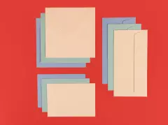 Briefumschläge – in Elfenbein, Mint und Himmelblau und drei praktischen Größen erhältlich Briefumschläge in den Farben Elfenbein, Himmelblau und Mint, jeweils in den Formaten klassisch, DIN Lang und quadratisch nebeneinander arrangiert.