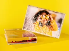 Schüttelrahmen mit Foto und weißen Glitzerflocken – personalisierter Glitzerrahmen auf gelbem Hintergrund