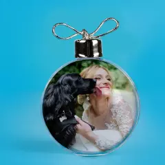 Personalisierbare Christbaumkugel mit Foto – Hund und Frau als festliche Weihnachtsdeko.