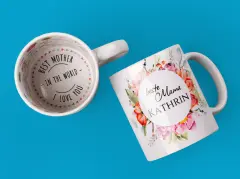 Zwei personalisierte Tassen mit Design: eine mit floralem Motiv und Namen „Kathrin“, eine mit Aufschrift „Best Mother in the World“.