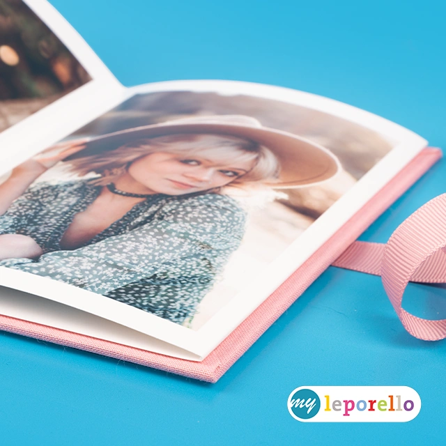 Stilvolles Foto Leporello mit Porträtaufnahmen im eleganten Design und rosa Einband.