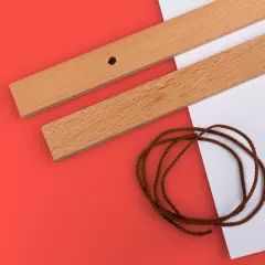 Kompakt & schlicht: Posterleiste mit klaren Maßen – 2 cm hoch, 1 cm stark Detailansicht einer Posterleiste: Leiste 2 cm hoch, 1 cm dick. Braune Kordel verläuft durch die Leiste.