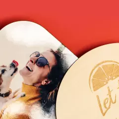 Untersetzer personalisiert, hochwertige Struktur, hochwertig Untersetzer selbst gestalten. Magst du die urige Holzstruktur des Echtholzes oder den modernen Glanz der MDF-Untersetzer mehr? Welcher Untersetzer-Typ bist du?