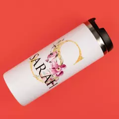 Weißer Thermobecher mit Foto: mit elegantem Blumen-Monogramm und dem Namen „Sarah“ auf rotem Hintergrund.