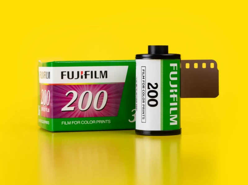 Der ausgepackte Fuji Film C41-200/36 steht neben der Verpackung. Perfekte Bilder mit lebendigen Farben sind dir mit diesem Film auf jeden Fall sicher. 