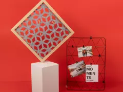 Fotowand – stilvolle Präsentation von Bildern mit Filz oder Metallgitter Zwei stehende Fotowände: eine aus grauem Filz im Holzrahmen, die andere aus schwarzem Metallgitter mit angeklipsten Fotos.