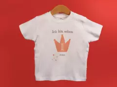 Babyshirt mit Namen bei ORWO bestellen. Mit verschiedenen Designvorlagen gelangst du schnell und einfach zu einem einzigartigen Geschenk für deine Kleinsten.