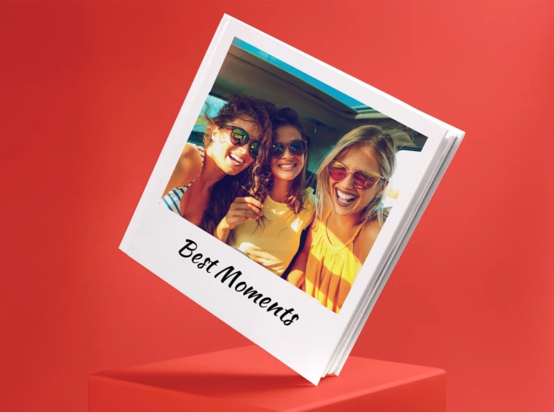 Best Moments: Quadratisches Fotobuch erstellen, mit deinem Lieblingsmoment und Text personalisiert. Weißes Cover mit Foto und Text gestaltet, Hardcovereinband.