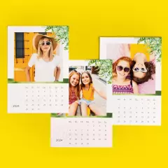 Drei Kalenderblätter mit Pflanzen-Motiv. Wenn du deinen Tischkalender gestaltest, kannst du die Pflanzen aber auch aus zahlreichen anderen Vorlagen wählen.