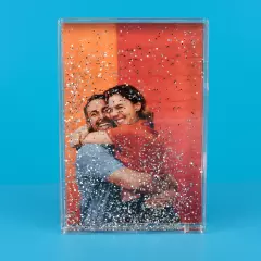 Fröhliches Paar im Schüttelrahmen mit Foto und silbernem Glitzer