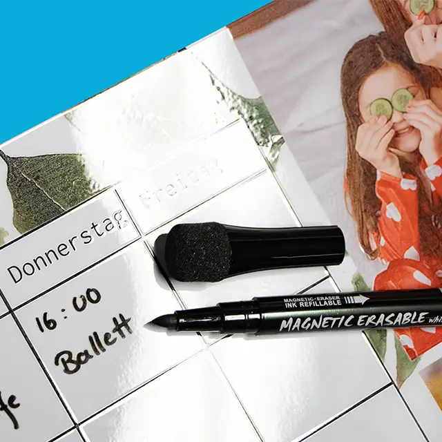 Der mitgelieferte Stift für deinen Familien-Wochenplaner magnetisch schreibt geschmeidig & lässt sich easy wegwischen.