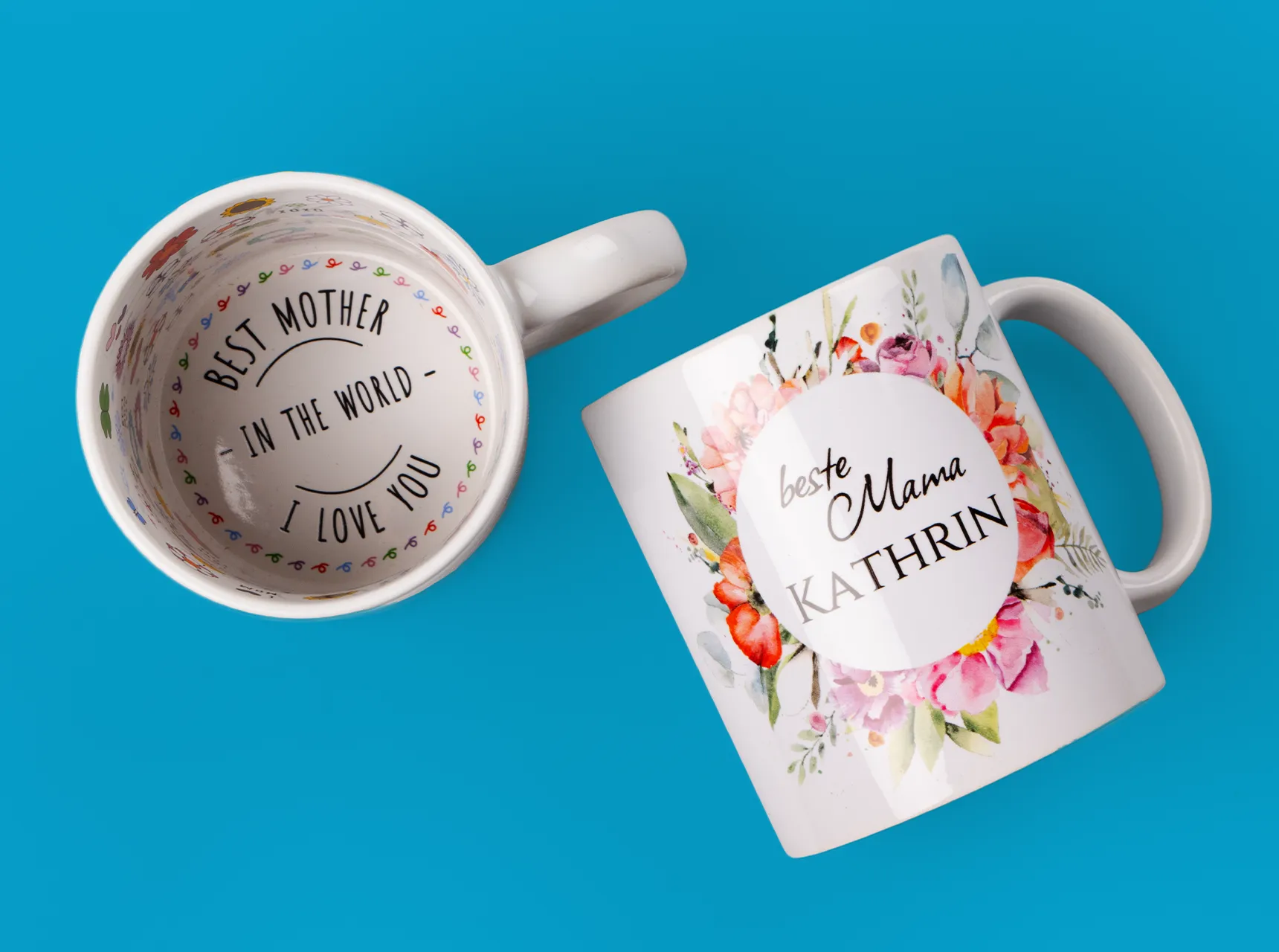 Zwei personalisierte Tassen mit Design: eine mit floralem Motiv und Namen „Kathrin“, eine mit Aufschrift „Best Mother in the World“.