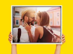 Leinwand mit Rahmen – stilvolle Präsentation persönlicher Fotos Hochwertige Leinwand mit Rahmen, auf der ein verliebtes Paar zu sehen ist, als moderne Wanddekoration – ideal als persönliches Fotogeschenk für Zuhause.