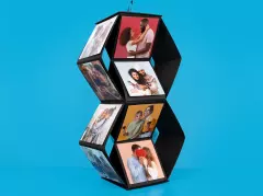 Kreativer Fotowürfel zum Aufhängen – dein persönlicher 3D-Foto Pop Up mit Platz für 16 Bilder Dreidimensionaler Foto Pop Up aus schwarzem Papier mit Aufhängung – bis zu 16 quadratische Fotos können außen angebracht werden.