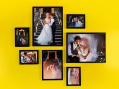 Romantische Bilderwand mit Hochzeitsfotos – stilvolle Wandgestaltung für besondere Erinnerungen.